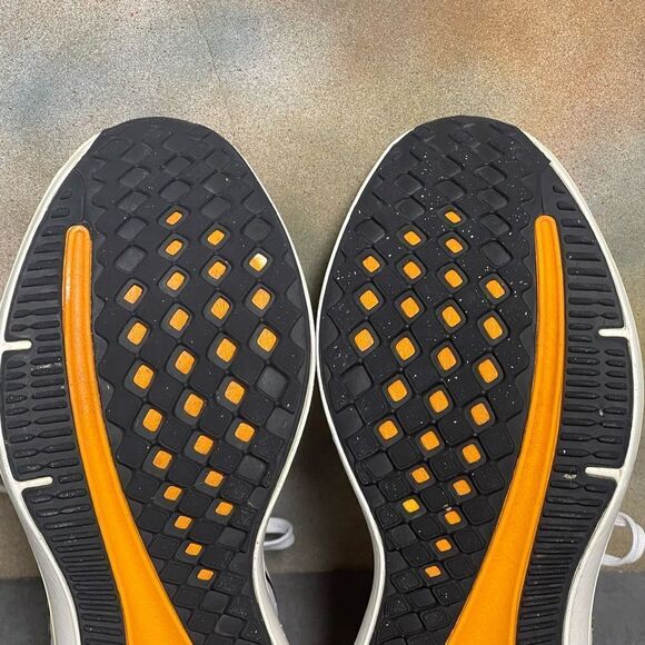 Nike Zoom Winflo 10 DV4023-101 Women's White Running Shoes Size 8.5M - Picture 15 of 16